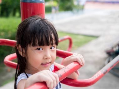 Oyun parkında oynayan mutlu Asya bebek çocuk