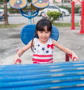Oyun parkında oynayan mutlu Asya bebek çocuk