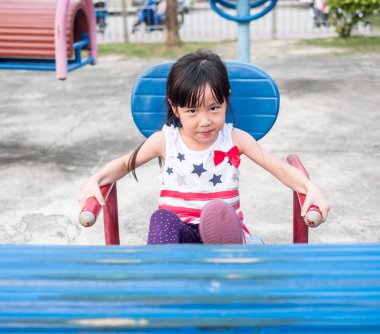 Oyun parkında oynayan mutlu Asya bebek çocuk