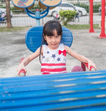 Oyun parkında oynayan mutlu Asya bebek çocuk