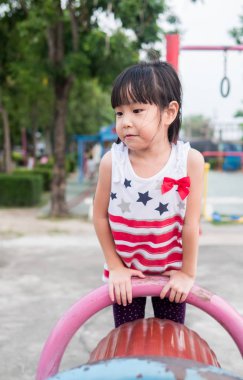 Oyun parkında oynayan mutlu Asya bebek çocuk