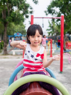 Oyun parkında oynayan mutlu Asya bebek çocuk