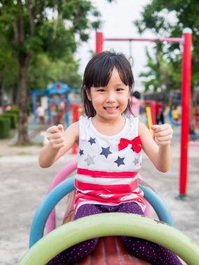 Oyun parkında oynayan mutlu Asya bebek çocuk