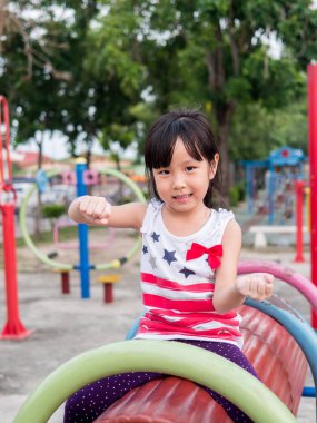 Oyun parkında oynayan mutlu Asya bebek çocuk