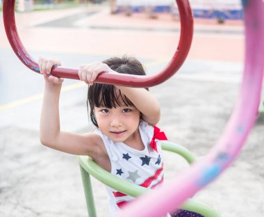 Oyun parkında oynayan mutlu Asya bebek çocuk
