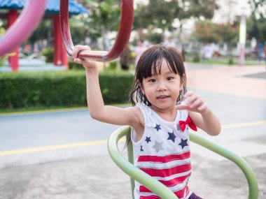 Oyun parkında oynayan mutlu Asya bebek çocuk