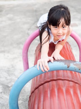 Oyun parkında oynayan mutlu Asya bebek çocuk