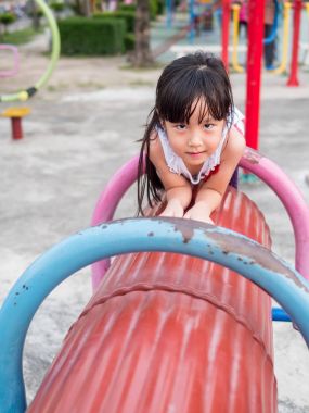 Oyun parkında oynayan mutlu Asya bebek çocuk