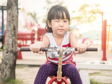 Oyun parkında, wink Aksiyon, güneşler oynayan mutlu Asya bebek çocuk