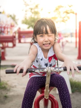 Oyun parkında, wink Aksiyon, güneşler oynayan mutlu Asya bebek çocuk
