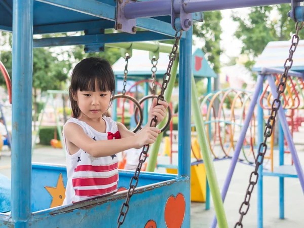Boldog ázsiai baba gyerek, játék, játszótér — Stock Fotó