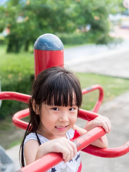 Feliz asiático bebé niño jugando en parque infantil — Foto de Stock