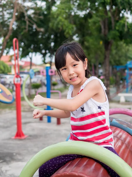 Счастливый ребенок, играющий на детской площадке — стоковое фото