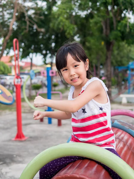 Oyun parkında oynayan mutlu Asya bebek çocuk