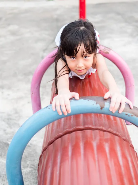 Счастливый ребенок, играющий на детской площадке — стоковое фото