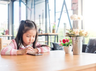 Asya sevimli küçük kız oyun cep telefonu, ciddi f portresi