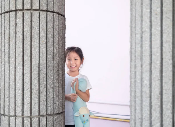 Adorable niña jugando peekaboo, niño asiático — Foto de Stock