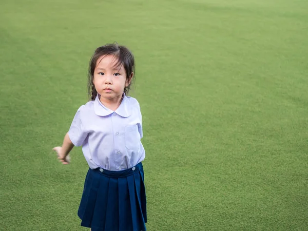 Niño feliz, bebé asiático jugando en el patio, después de la escuela — Foto de Stock