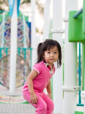 Mutlu bir çocukluk, sahada oynayan Asya bebek çocuk