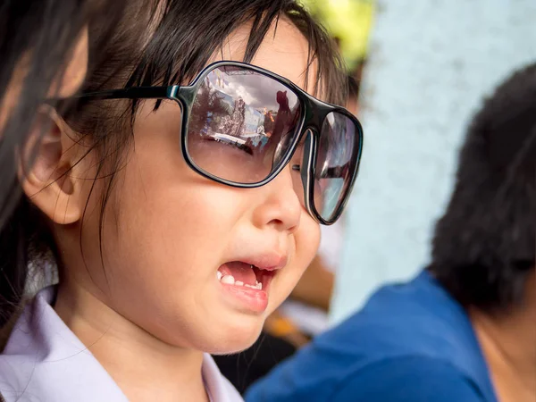 Pequeña chica asiática comienza a llorar, gafas de sol — Foto de Stock