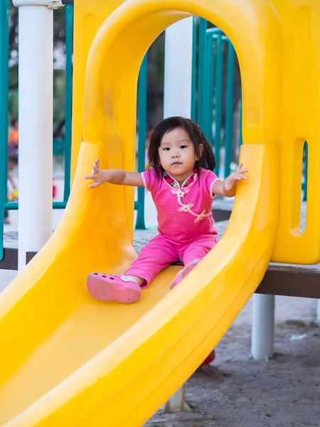 Счастливый ребенок, ребенок, играющий на детской площадке — стоковое фото