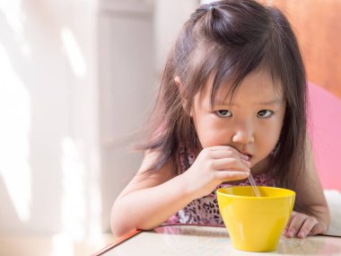 Güzel Asyalı kız pipetle içiyor
