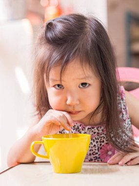 Güzel Asyalı kız pipetle içiyor