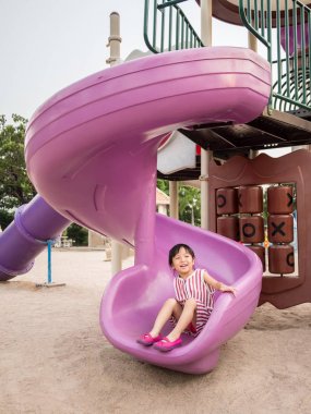 Mutlu bir çocukluk, sahada oynayan Asya bebek çocuk