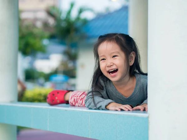 Очаровательная маленькая девочка, играющая в пикабу, азиатский ребенок — стоковое фото