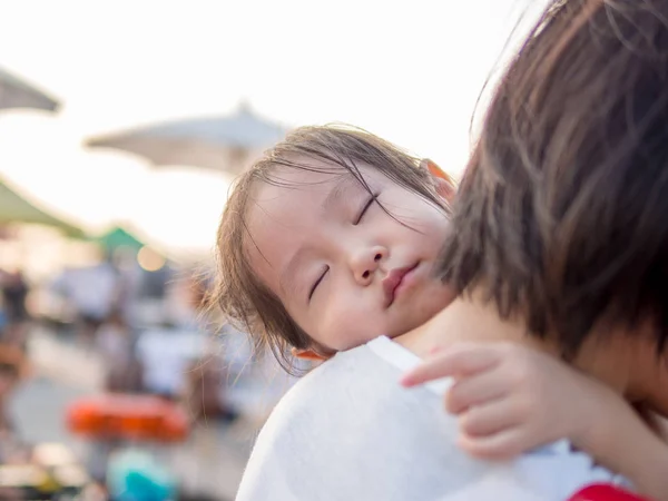 Asiática bebé niña abrazando su madre, durmiendo — Foto de Stock