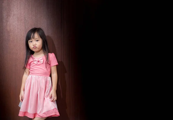 Potret seorang gadis kecil Asia, Dibuat untuk memperpendek mulut — Stok Foto