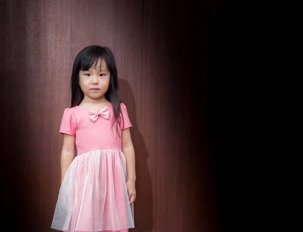 Portrét z asijské malé radostné holčičky, úsměv — Stock fotografie