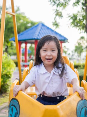 Mutlu çocuk, okula playgro üzerinde oynarken Tekdüzen Asya bebek çocuk