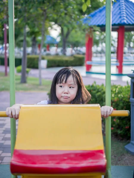 Niño feliz, bebé asiático en uniforme escolar jugando en playgro — Foto de Stock