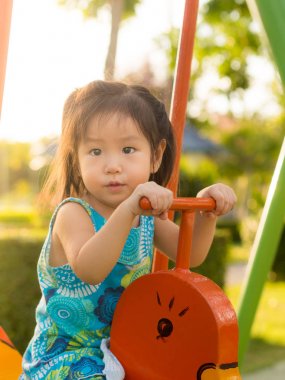 Mutlu bir çocukluk, Bahçesi, gün batımı ışık oynayan Asya bebek çocuk