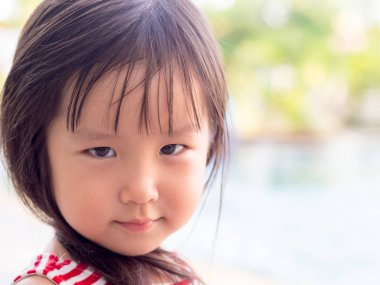 Bir Asya sevimli küçük kız portresi