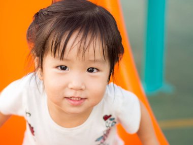 Mutlu bir çocukluk, sahada oynayan Asya bebek çocuk