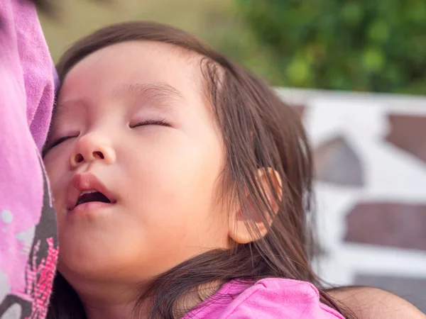Asiática bebé chica durmiendo con su madre — Foto de Stock