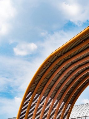 Mavi gökyüzü bulut çatı detay 