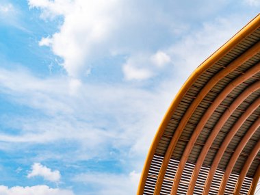 Mavi gökyüzü bulut çatı detay 
