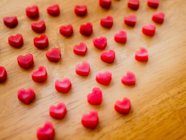 ahşap masa, seçici odak, v mum yapılan kalp şekli