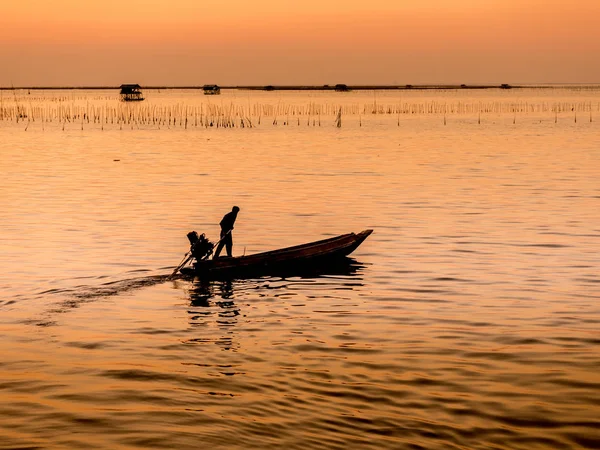 Barco de pesca voltando para casa, luz do pôr do sol — Fotografia de Stock