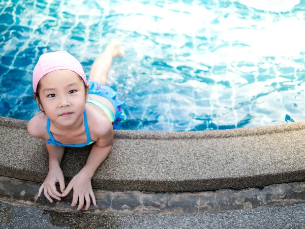Ázsiai lány van játék a medencében, megállapításáról — Stock Fotó