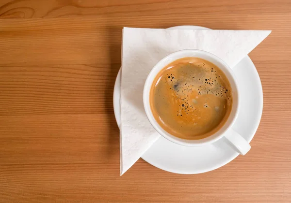 Καφέ Americano με φρεσκοκομμένο καφέ, στο ξύλινο τραπέζι, εξυπνάδα — Φωτογραφία Αρχείου