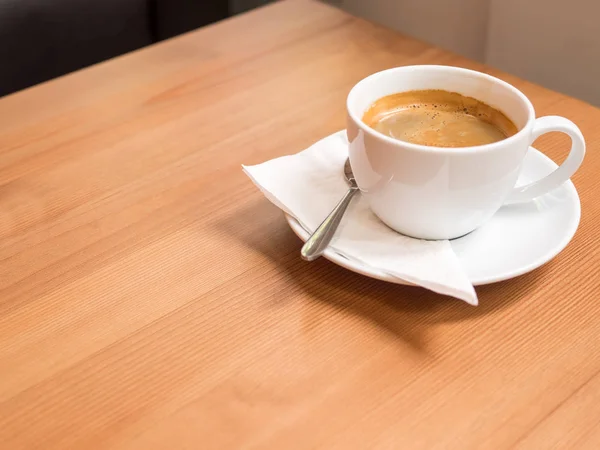 Café americano com café acabado de fazer, na mesa de madeira, sagacidade — Fotografia de Stock