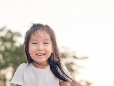 sevimli Asya şirin kız yakın baş shot, sağlıklı kız, komi.