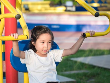 Mutlu Asya bebek çocuk oyun Bahçesi, egzersiz ekipmanları