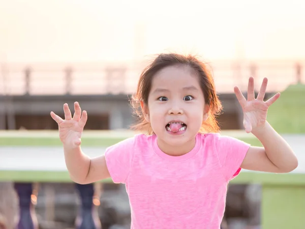 Leuke brutale meisje, bedrijf handen omhoog met vijf vingers slijtage — Stockfoto