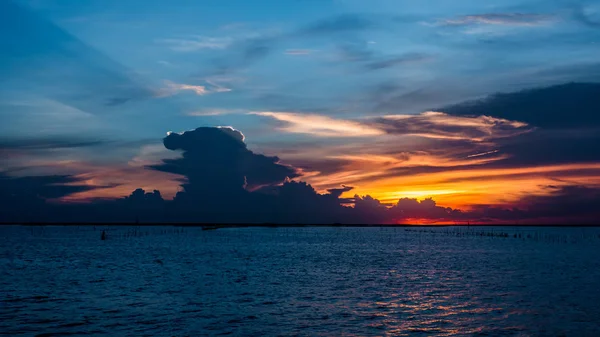 Belo pôr do sol acima do mar na Tailândia , — Fotografia de Stock