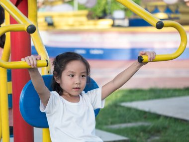 Mutlu Asya bebek çocuk oyun Bahçesi, egzersiz ekipmanları